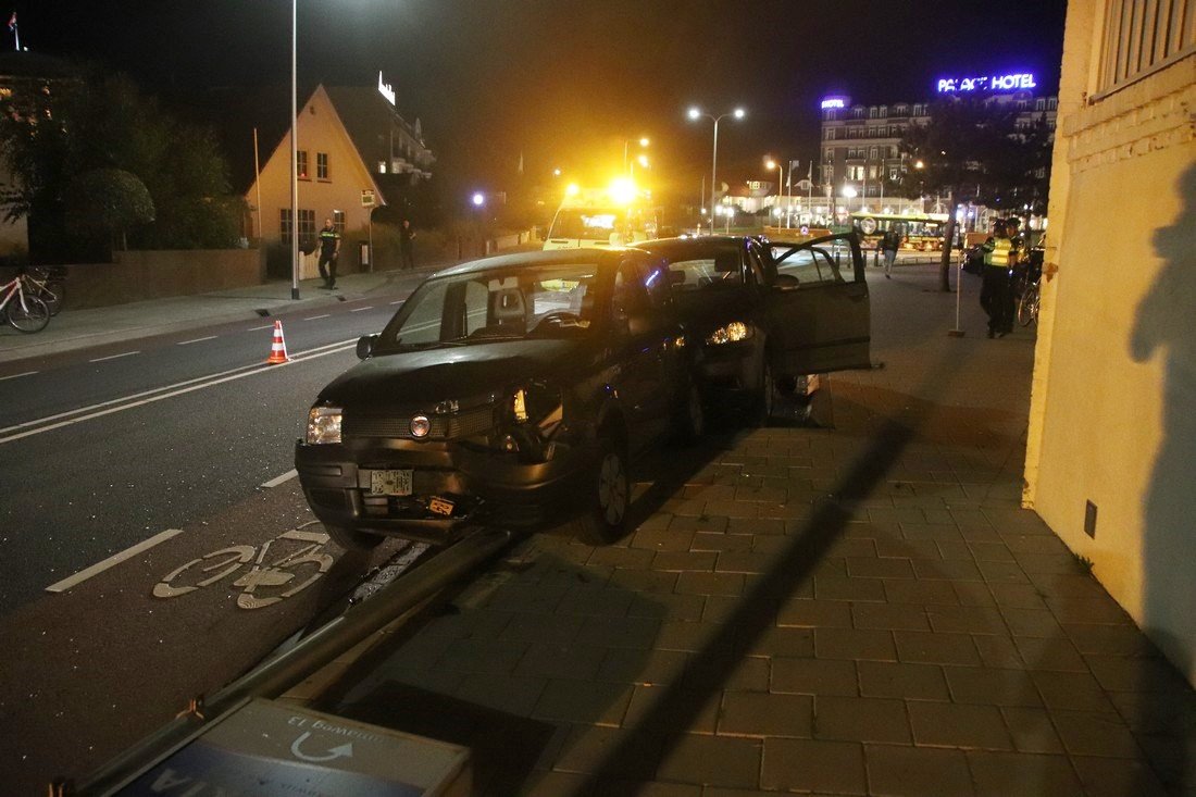 Automobilist ramt geparkeerde auto Oude Zeeweg